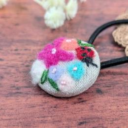 【*guunin*】さん / 羊毛とししゅうのヘアゴム(てんとう虫①)