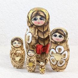 【ロシア】マトリョーシカ・5個型中 ニス無し白木(おさげ赤リボン)
