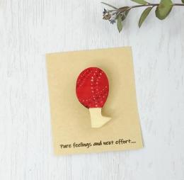 【Pure feelings and next effort…】あか色の点線がある花のブローチ