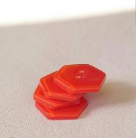 【チャルカ】ハンガリーのプラスチックボタン 六角形(赤)